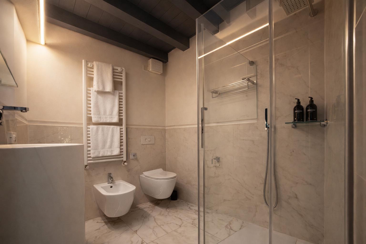 24 جناح جونيور